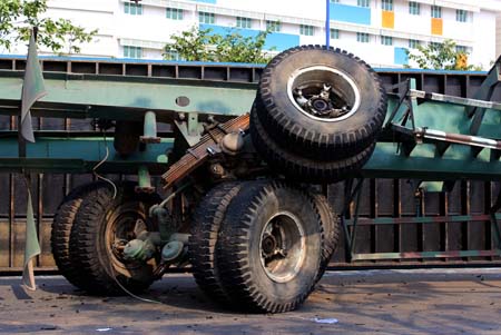 Xe đầu kéo đánh rơi thùng container ảnh 2